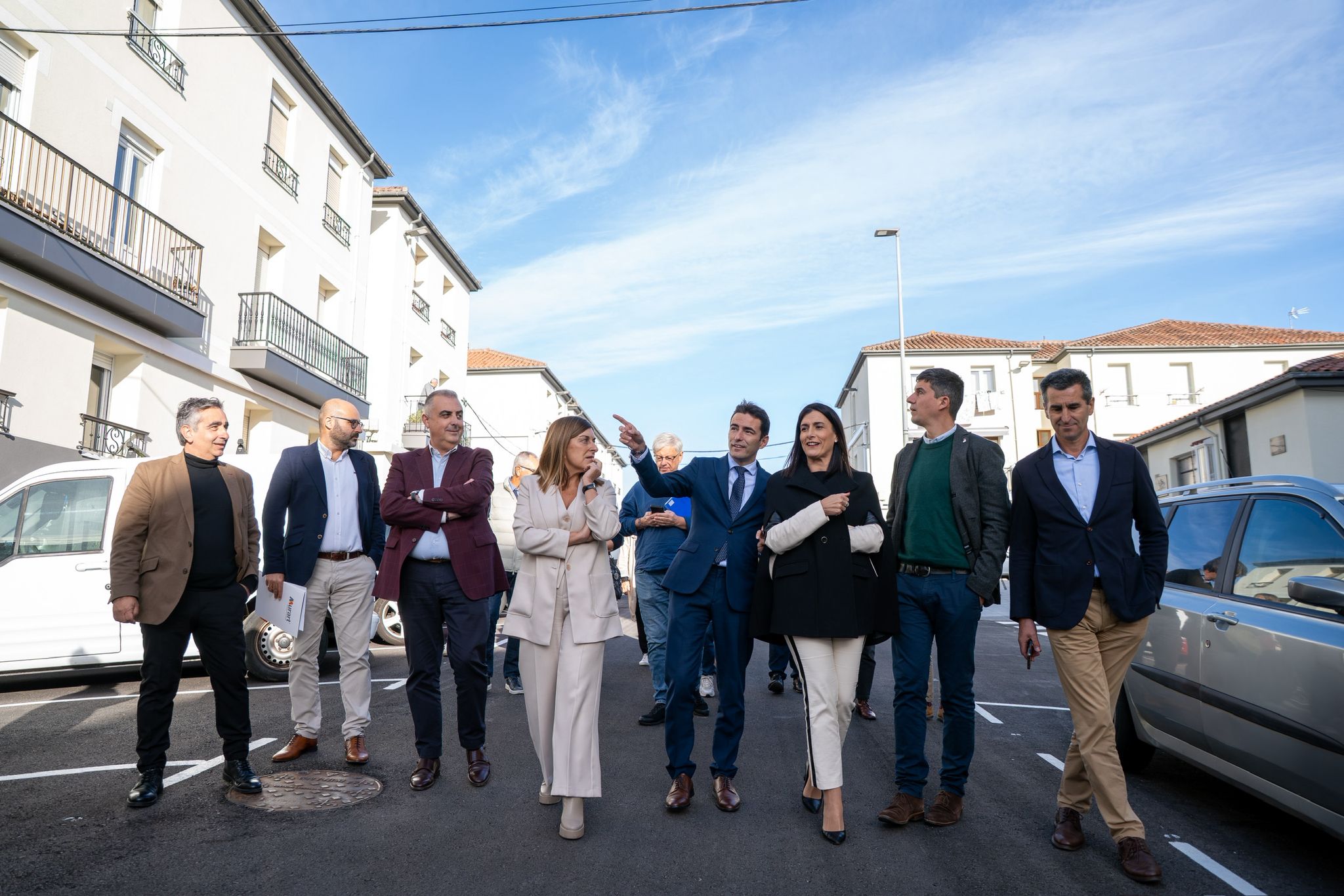 El delegado con el resto de autoridades, dando un paseo por el barrio