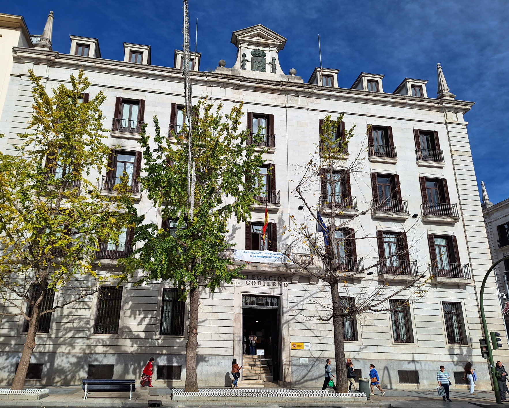 Pancarta instalada en la Delegación del Gobierno con motivo de este evento