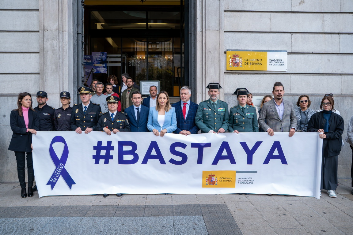 El Delegado junto a representantes de las FFyCC del Estado en Cantabria y funcionarios de la Delegación del Gobierno