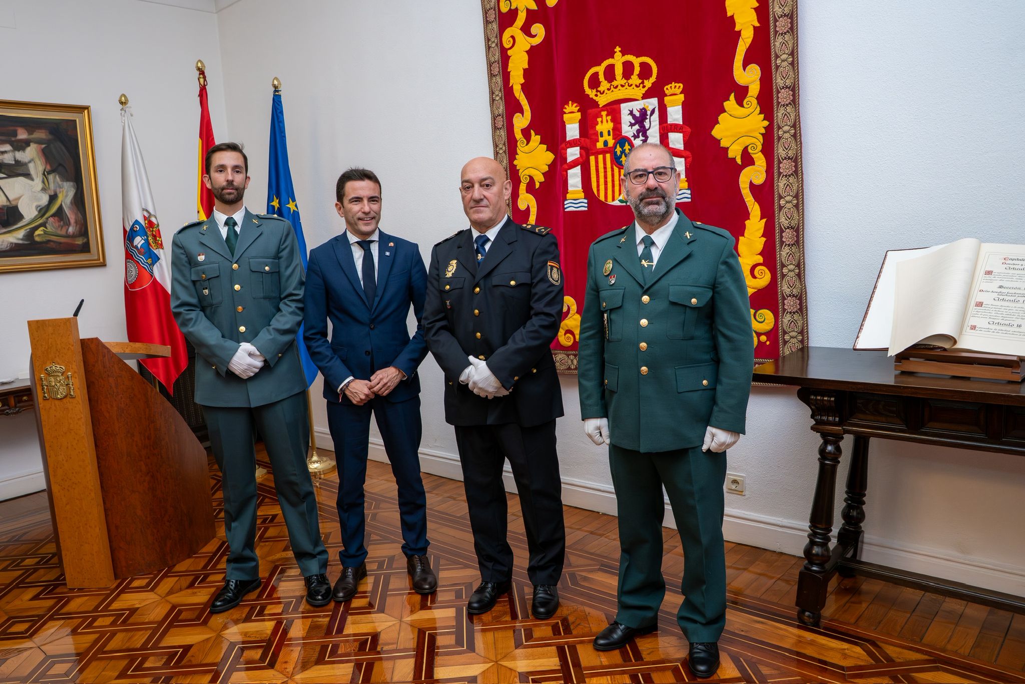 El Delegado del Gobierno en Cantabria las personas que han recibido las medallas.