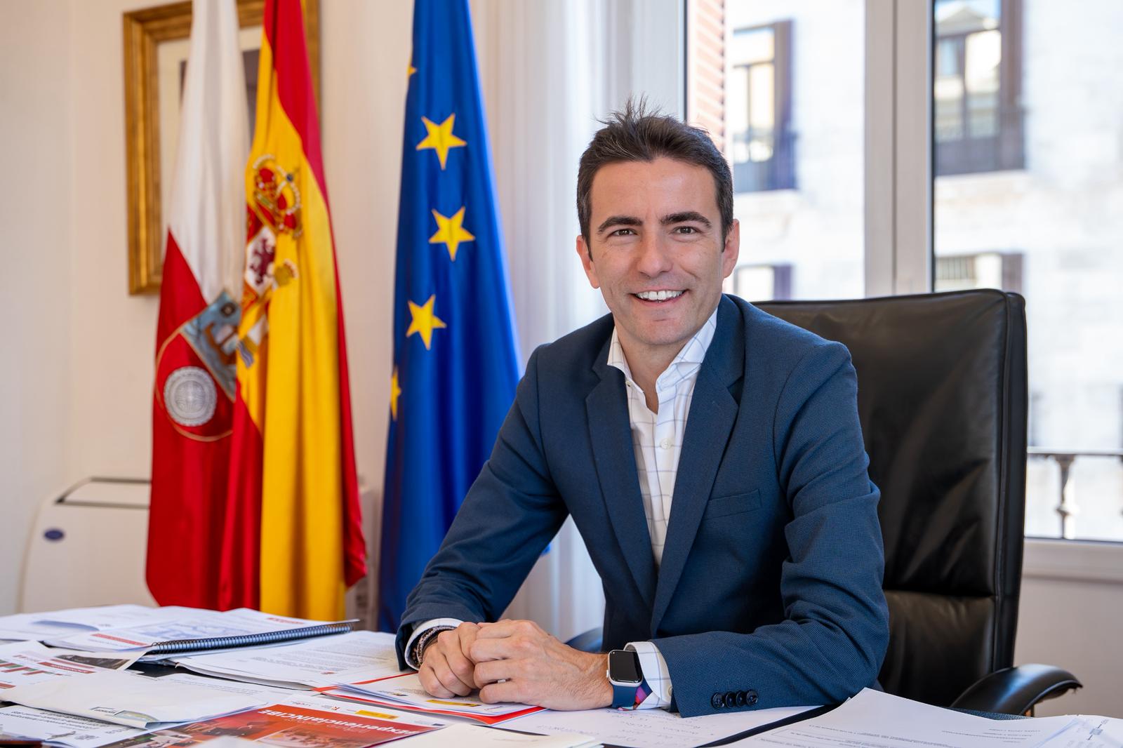 El Delegado del Gobierno en Cantabria en su despacho