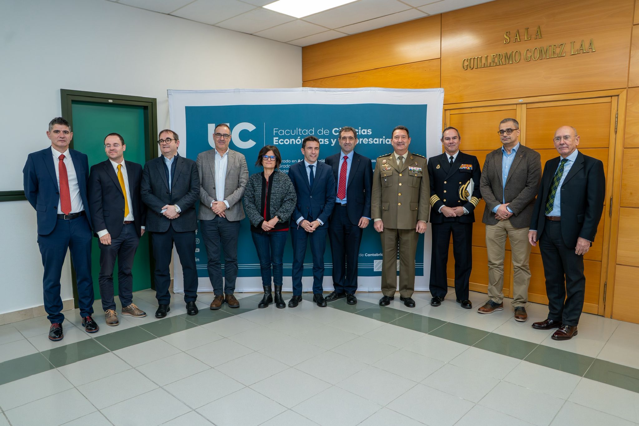 El delegado con autoridades participantes en el acto