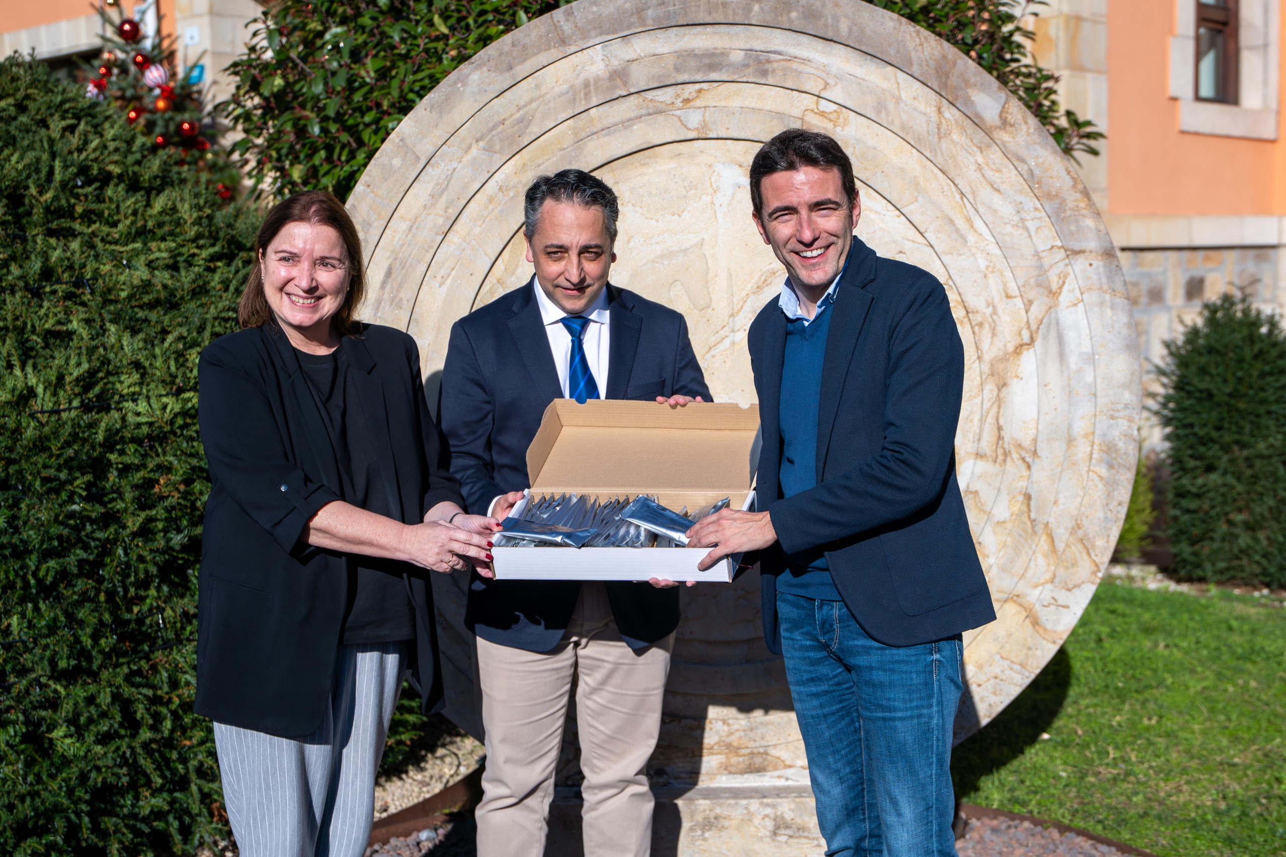 El delegado y la subjefa de Tráfico haciendo entrega de los kits al alcalde de Piélagos