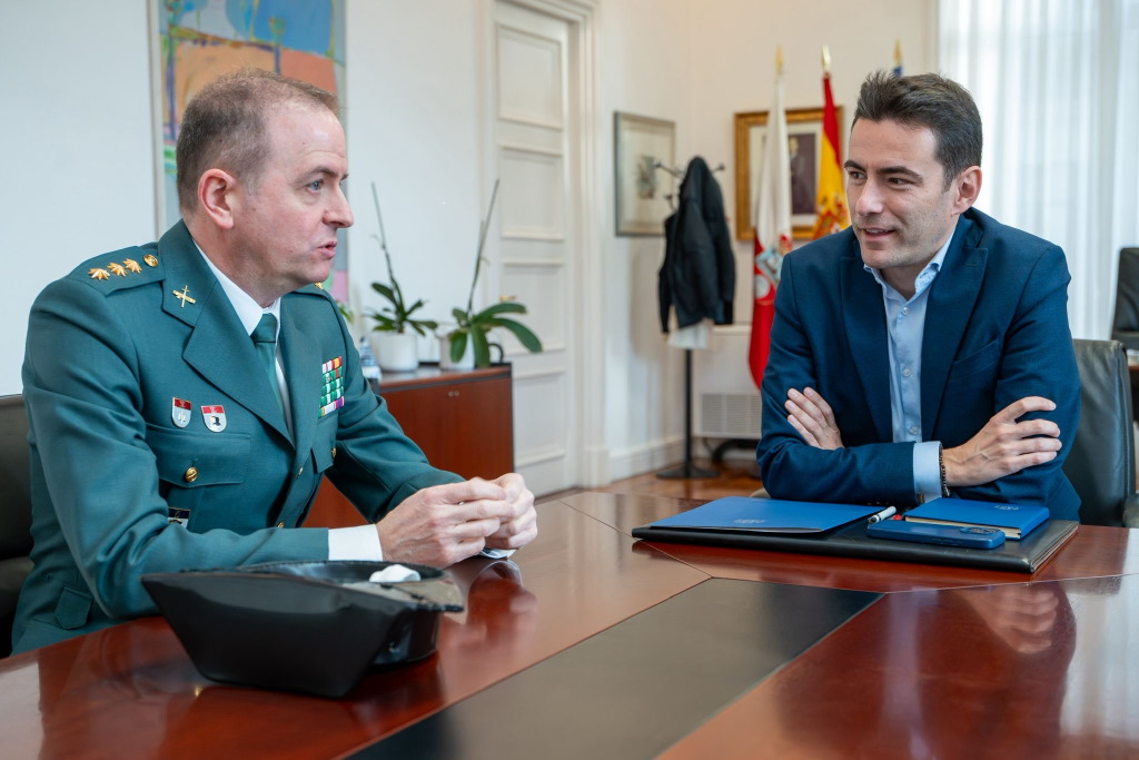El delegado del Gobierno, Pedro Casares, sentado en su despacho junto al Coronel de la Guardia Civil, Jorge Bodelón
