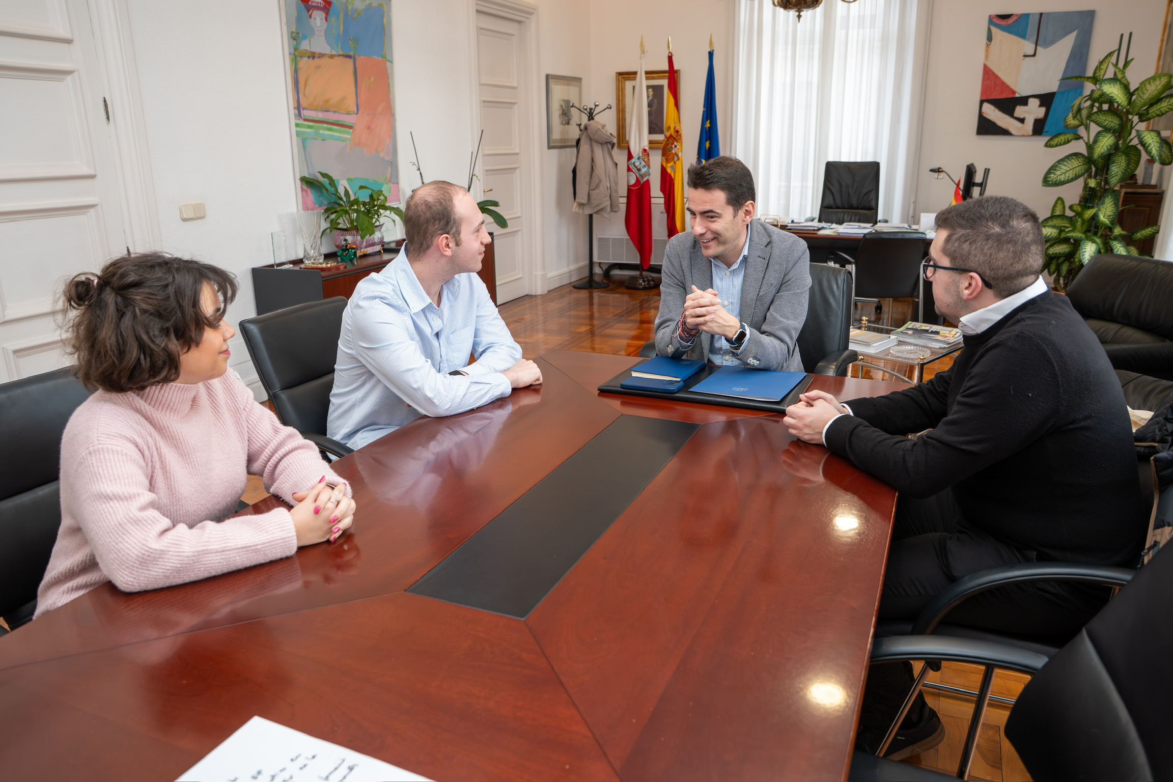 El delegado del Gobierno con el presidente del Consejo de Estudiantes de la UC y los responsables de la Junta Directiva sentados en su despacho 
