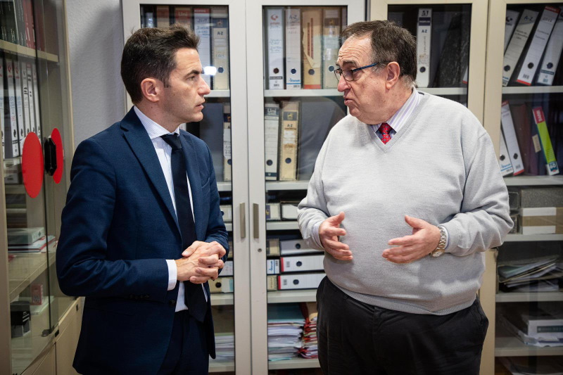 El delegado atendiendo las explicaciones del director provincial del FOGASA, Miguel Ángel Marcos