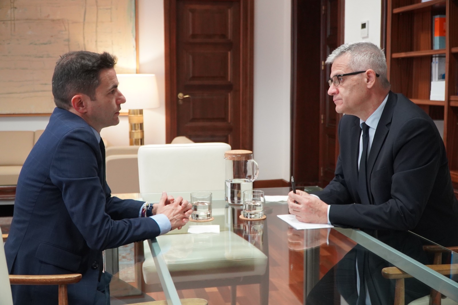 Un momento de la reunión entre el delegado y el secretario de Estado de Vivienda