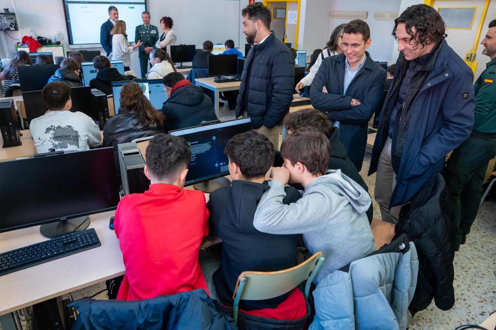 El delegado junto a autoridades durante el desarrollo de la actividad