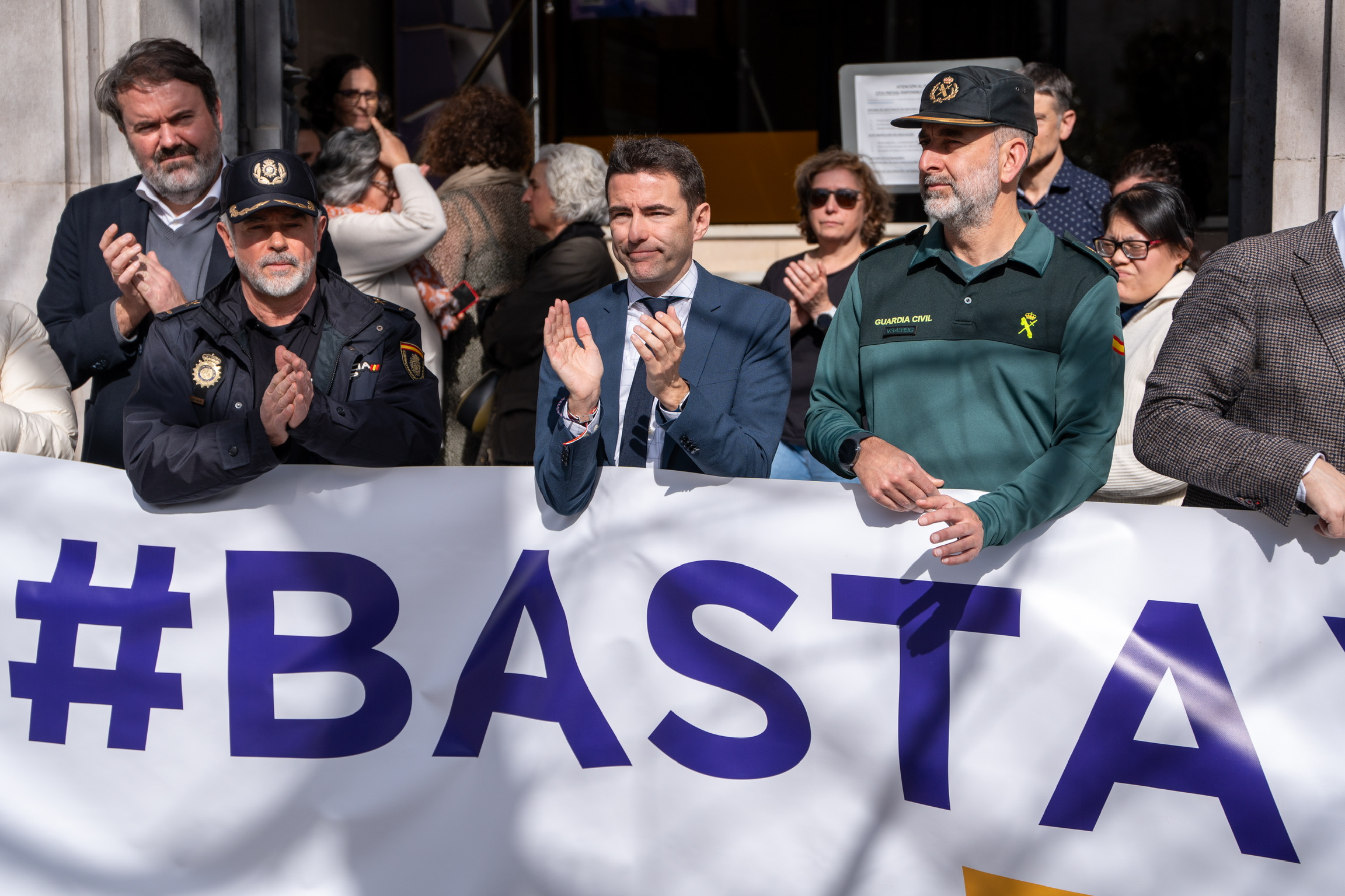El delegado junto a autoridades durante el minuto de silencio