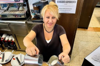 Una mujer extranjera trabajando