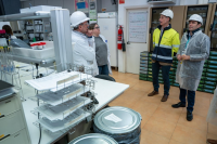El delegado durante su visita en un laboratorio
