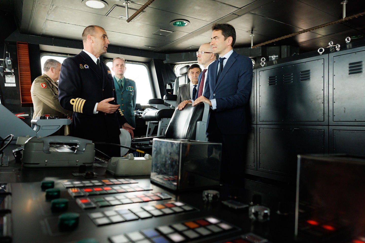 El delegado del Gobierno en el puente de mando del buque