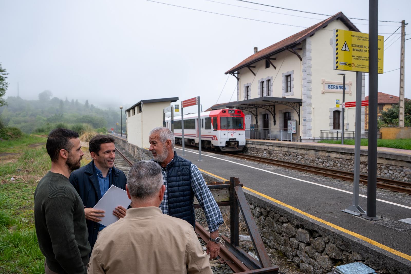 El delgado junto con el alcalde, teniente de alcalde y concejal frente a la estación