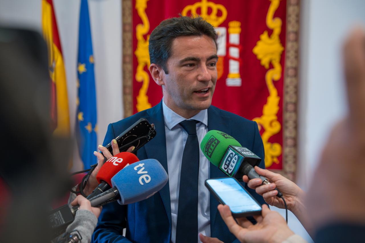 El delegado del Gobierno haciendo declaraciones a medios