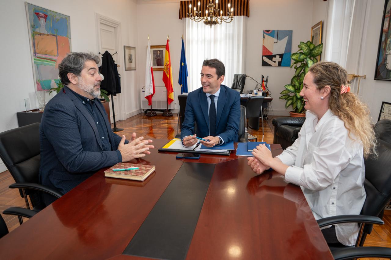Momento de la reunión entre el delegado del Gobierno y COACan