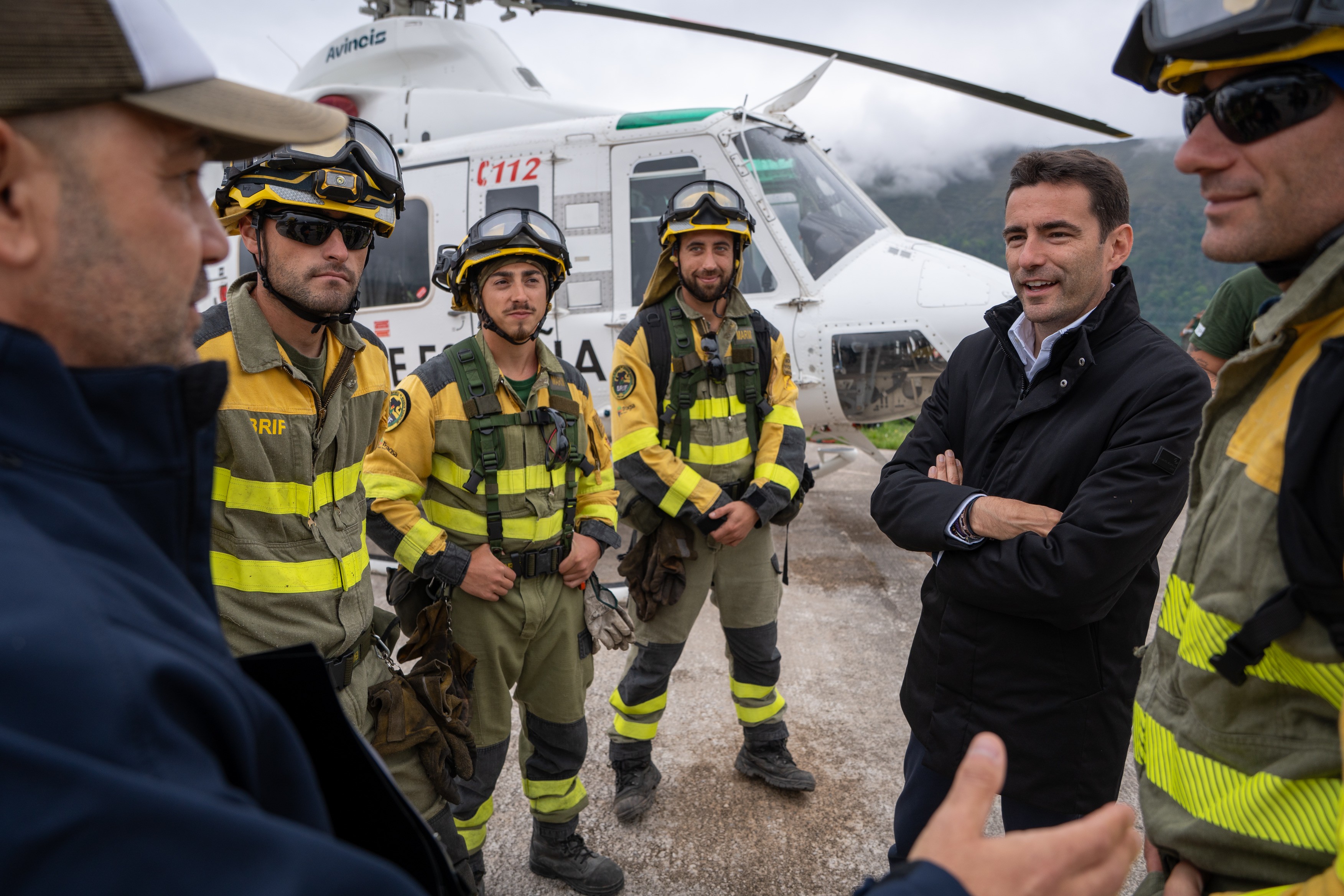 El delegado del Gobierno conversa con personal de la BRIF