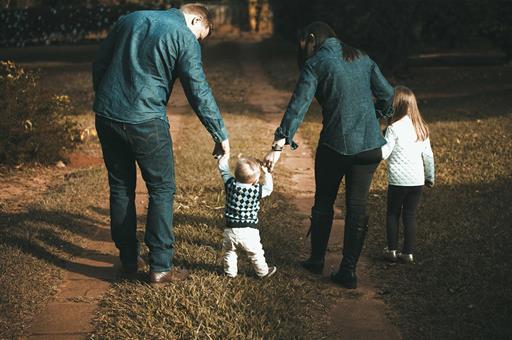 Familia paseando