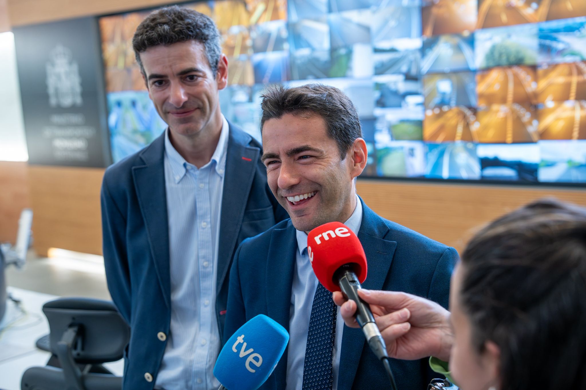 El delegado del Gobierno atendiendo a los