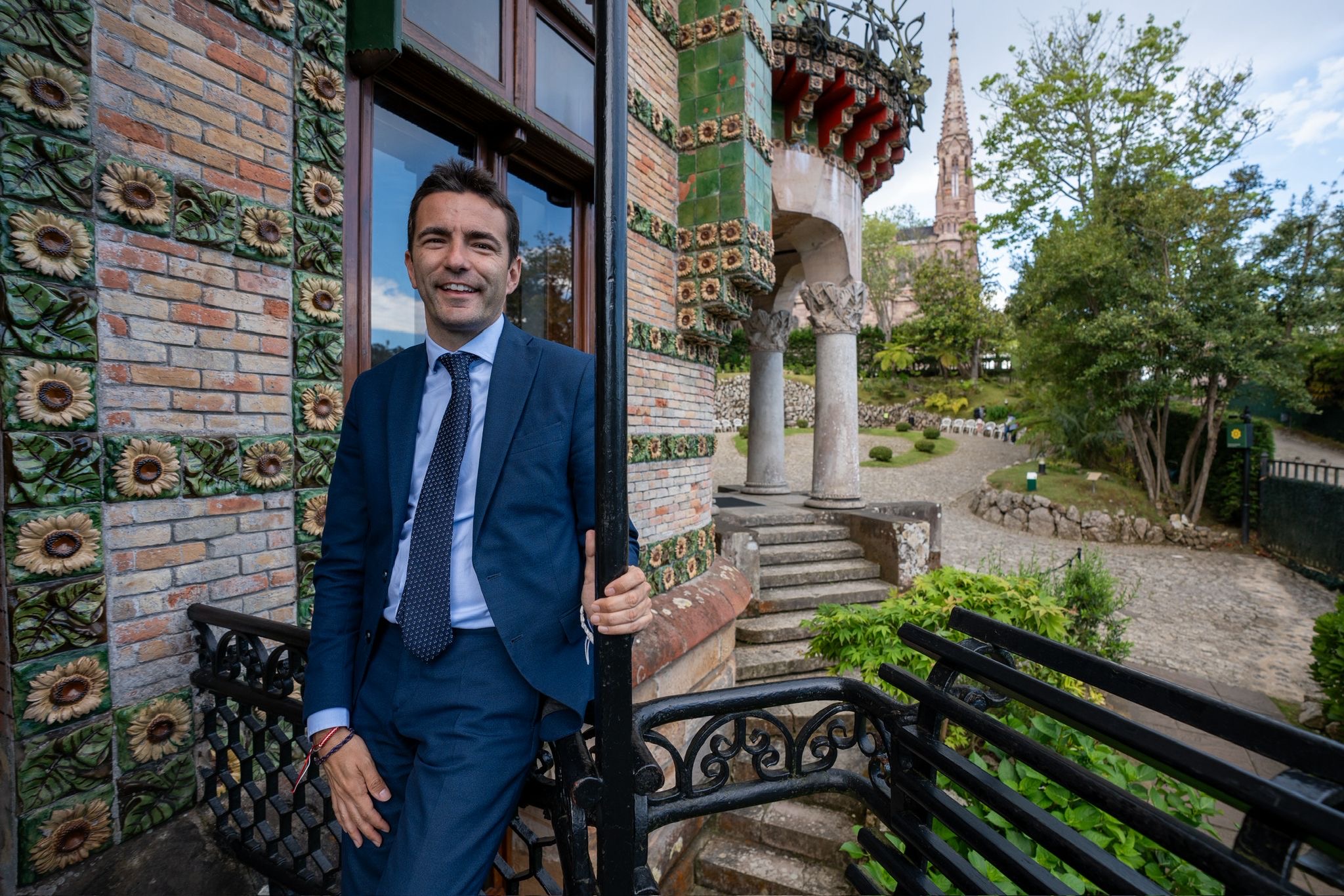 El delegado en el exterior del Capricho de Gaudí