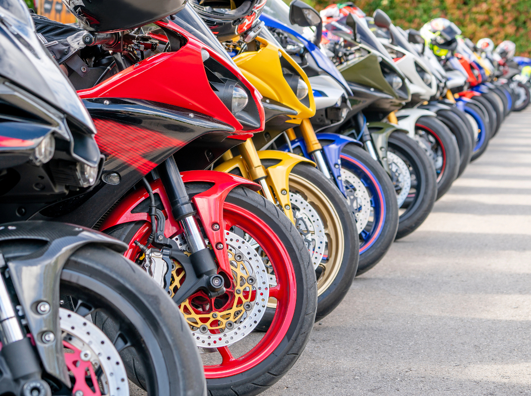 Motos aparcadas en línea