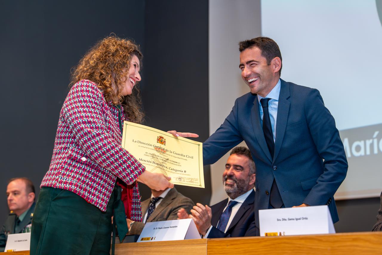 El delegado del Gobierno haciendo entrega de un diploma