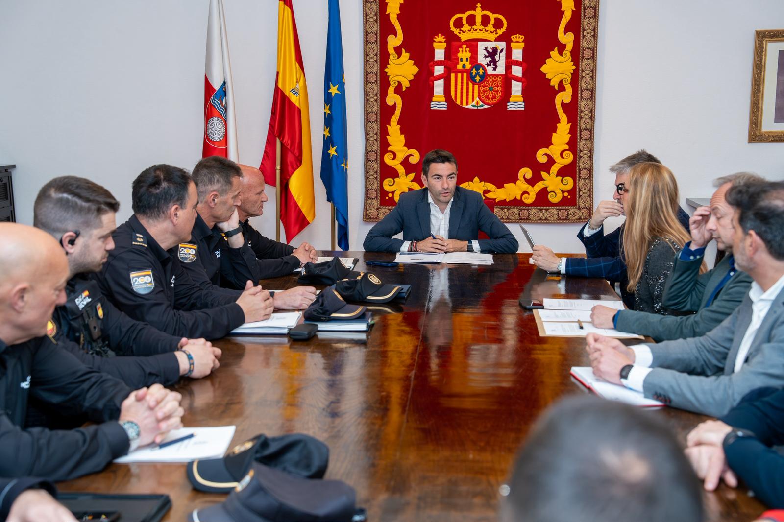 El delegado del Gobierno en un momento de la reunión