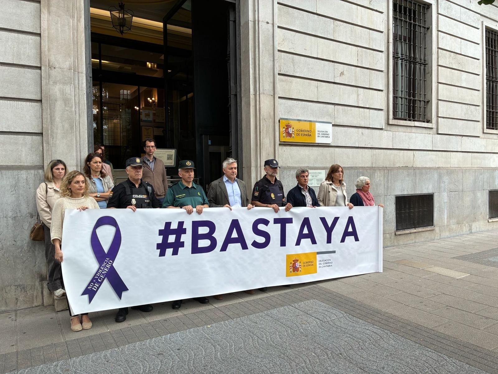 Un momento del minuto de silencio frente a la puerta de la Delegación