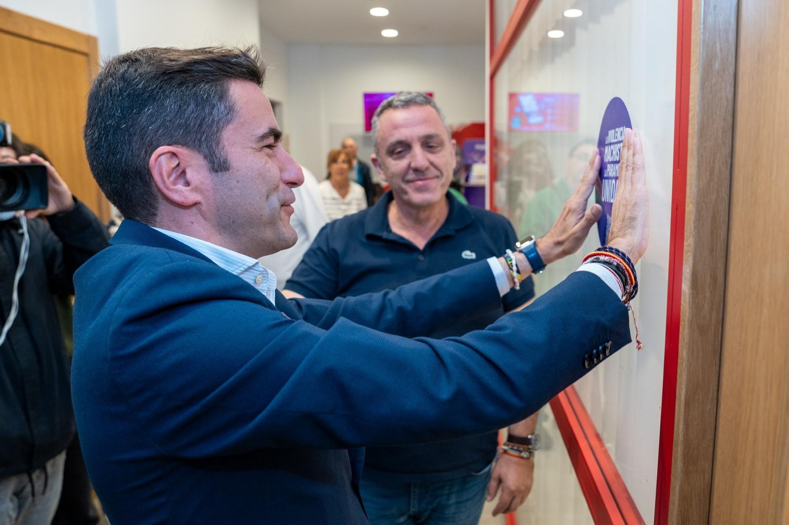 El delegado colocando el distintivo de Punto Violeta