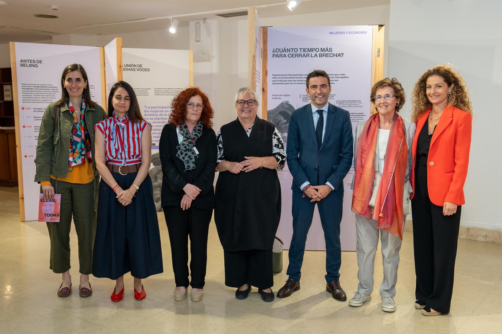 El delegado del Gobierno junto a organizadoras y asistentes a la inauguración