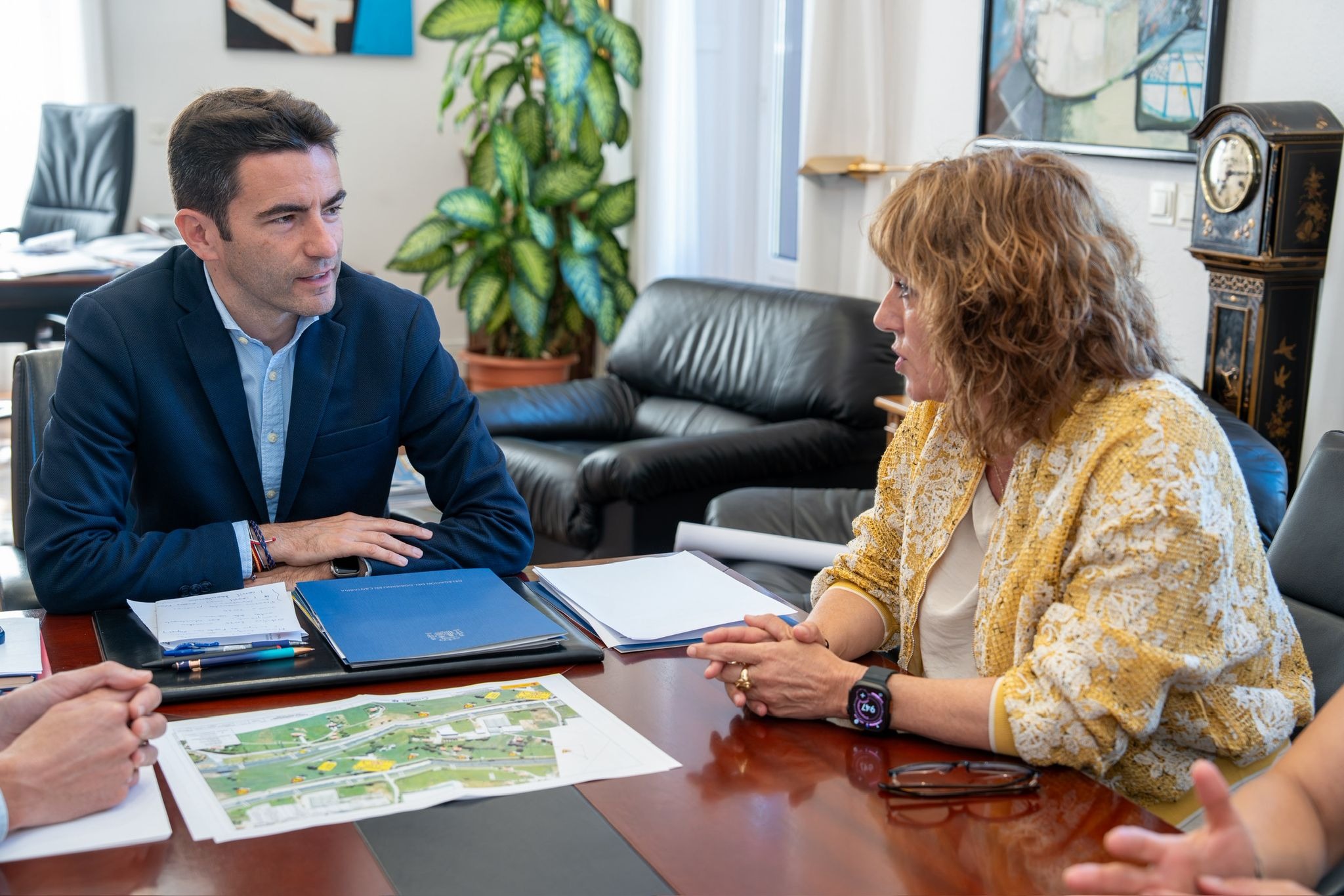 El delegado del Gobierno con la alcaldesa de Polanco en su despacho
