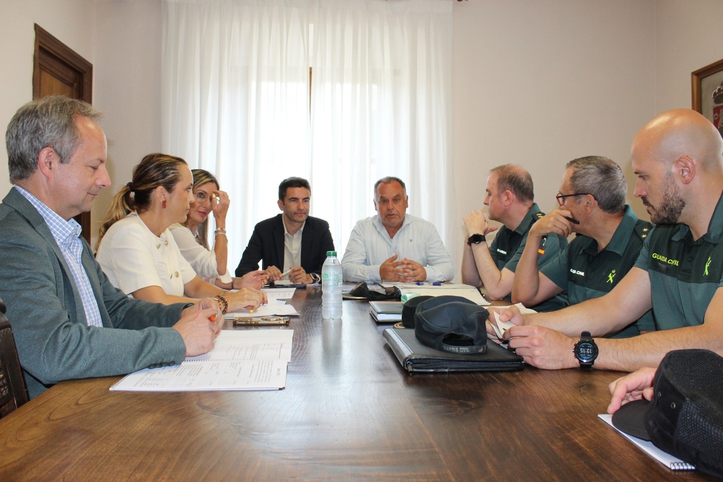 Mesa de reuniones de la Junta Local de Seguridad con todos los asistentes