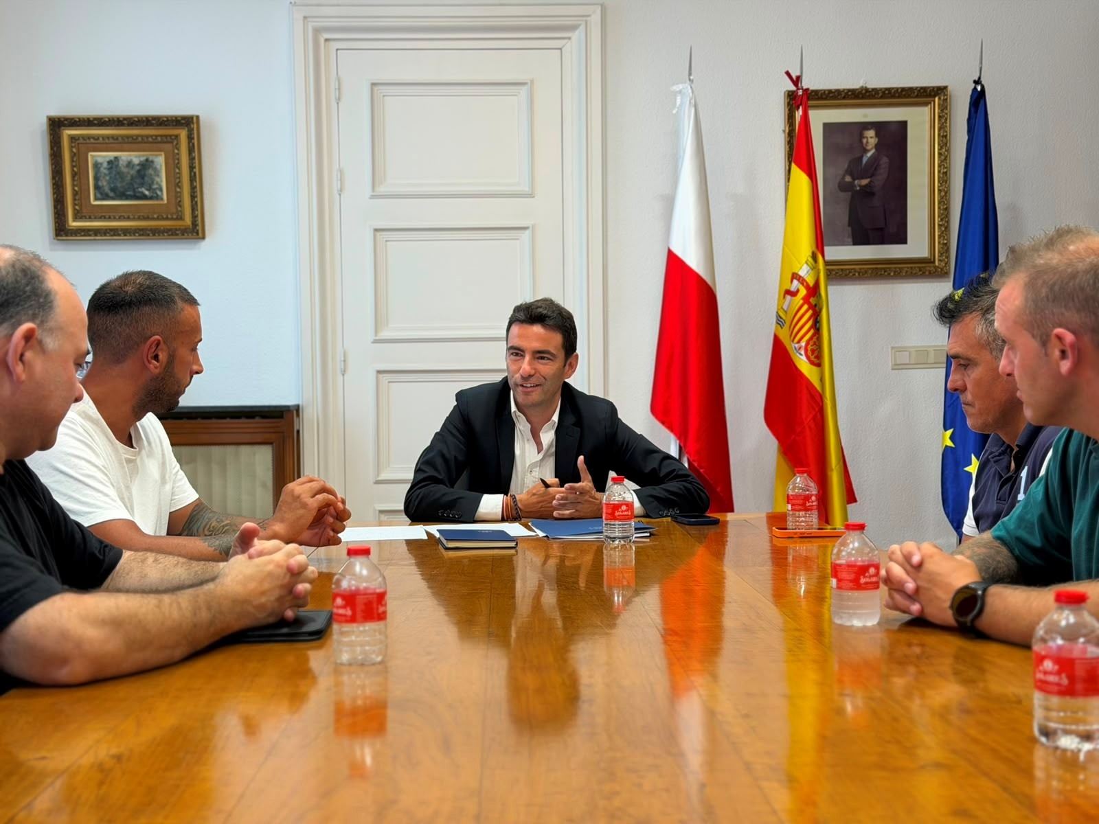 Imagen de la reunión entre el delegado y los sindicatos de policía local de Santander