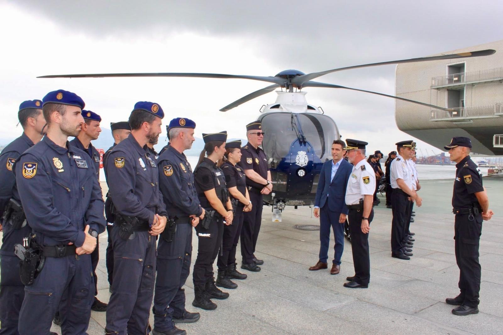 El delegado junto a varios agentes y un helicóptero de la Policía Nacional
