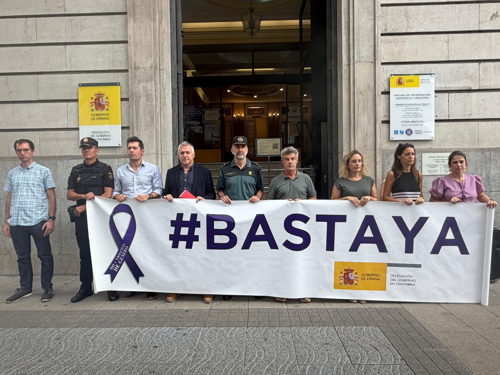 Personal de la Delegación del Gobierno y de las FF y CC de la SE sosteniendo la pancarta