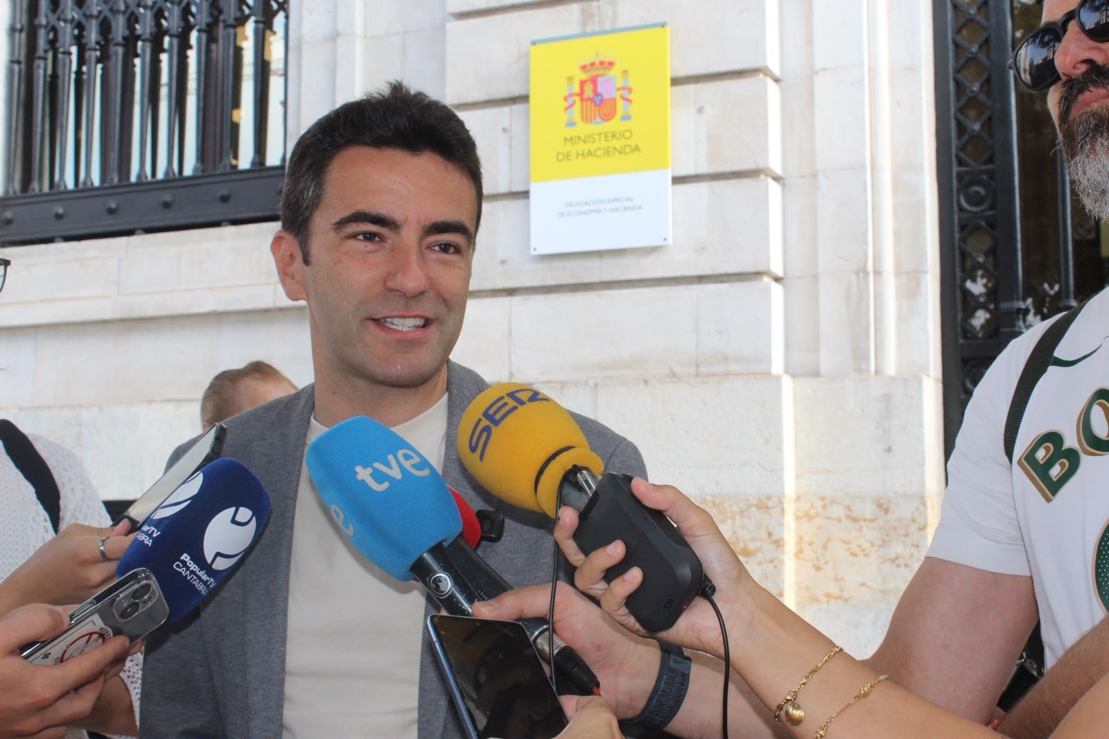 El delegado del Gobierno haciendo declaraciones a los medios