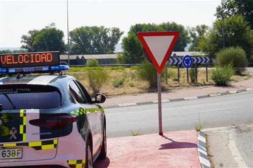Patrulla de la Guardia Civil en un control de velocidad