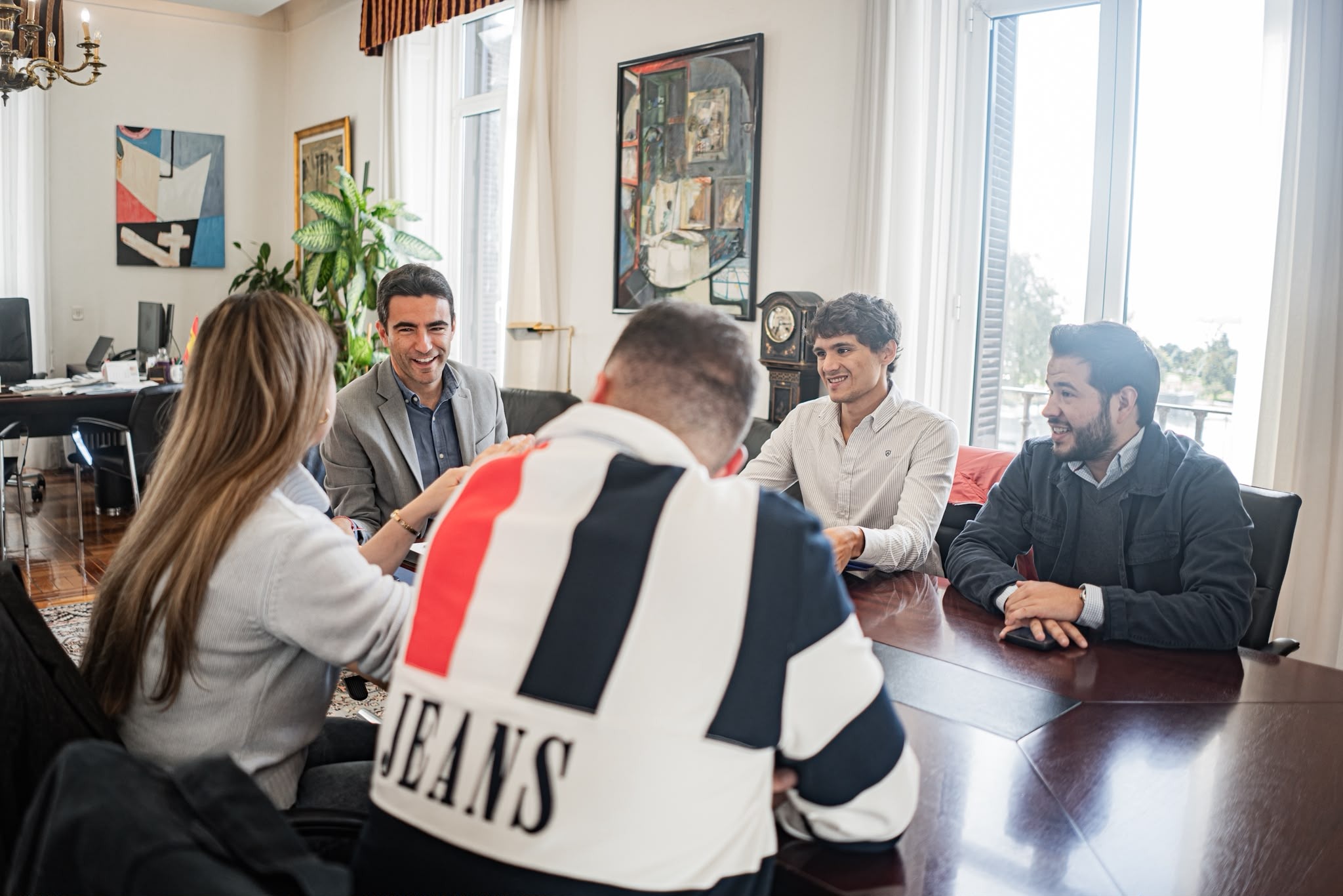 Reunión entre el delegado y miembros del Consejo de Juventud