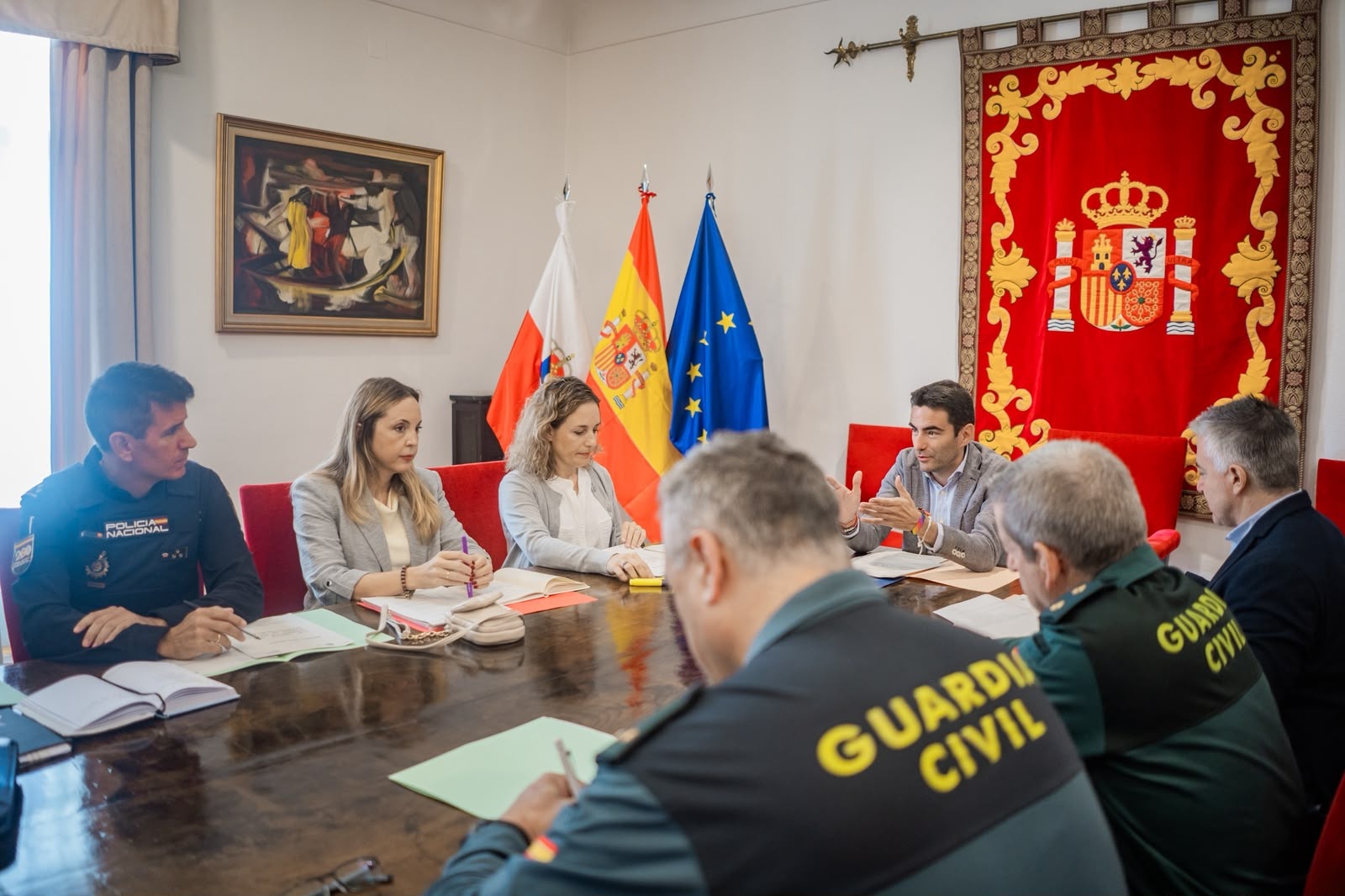 Mesa de reunión presidida por el delegado del Gobierno