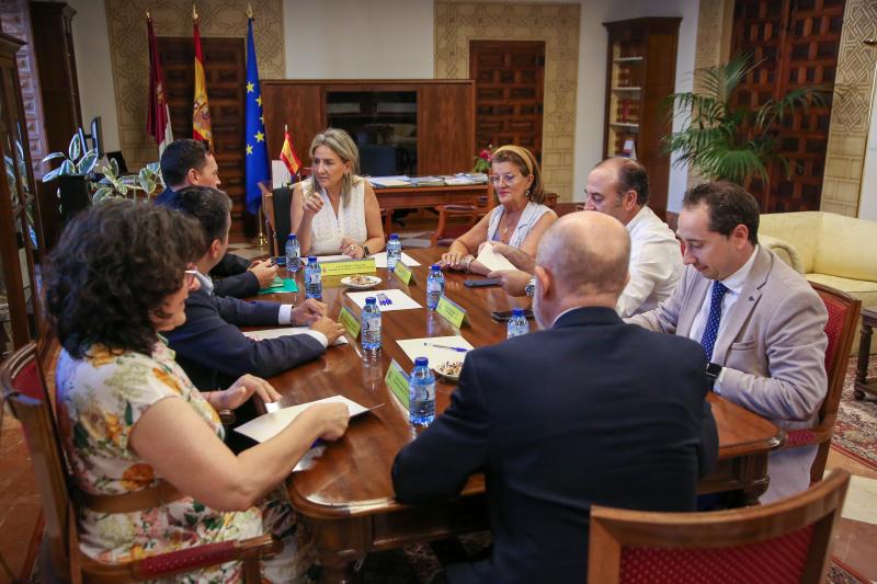 Milagros Tolón analiza con los agentes sociales de la región el impacto de las amenazas arancelarias de EEUU en Castilla-La Mancha