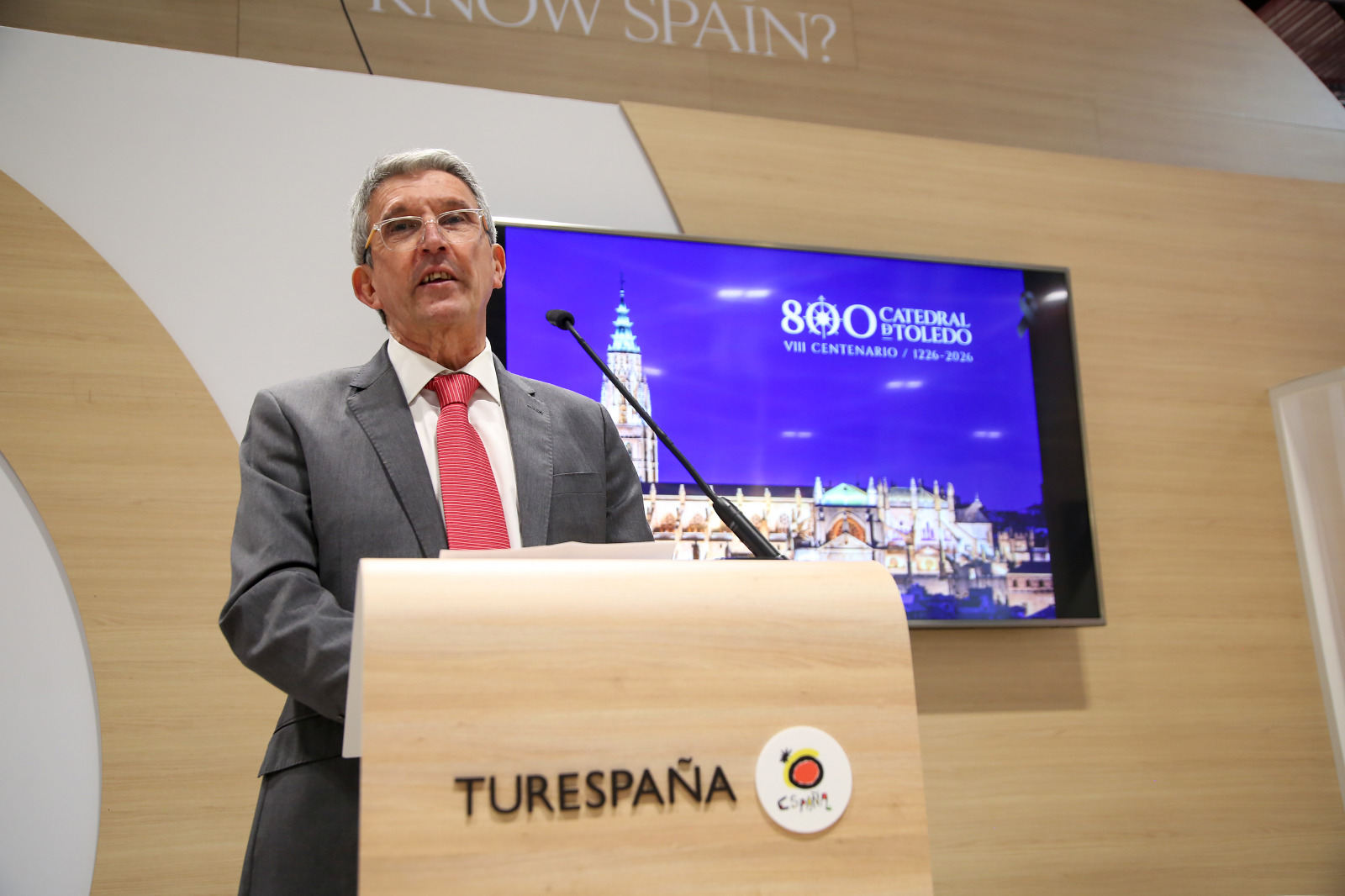 José Pablo Sabrido traslada el apoyo del Gobierno de España al VIII Centenario de la Catedral de Toledo en el stand TurEspaña