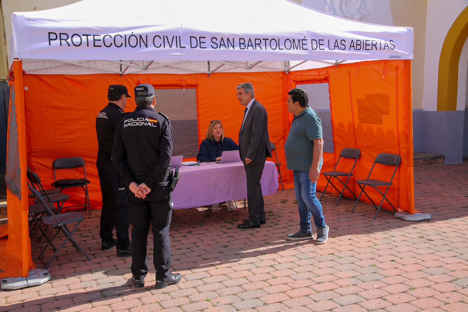 Visita del delegado del Gobierno a  San Bartolomé de las Abiertas para conocer “La Administración Cerca De Ti”
