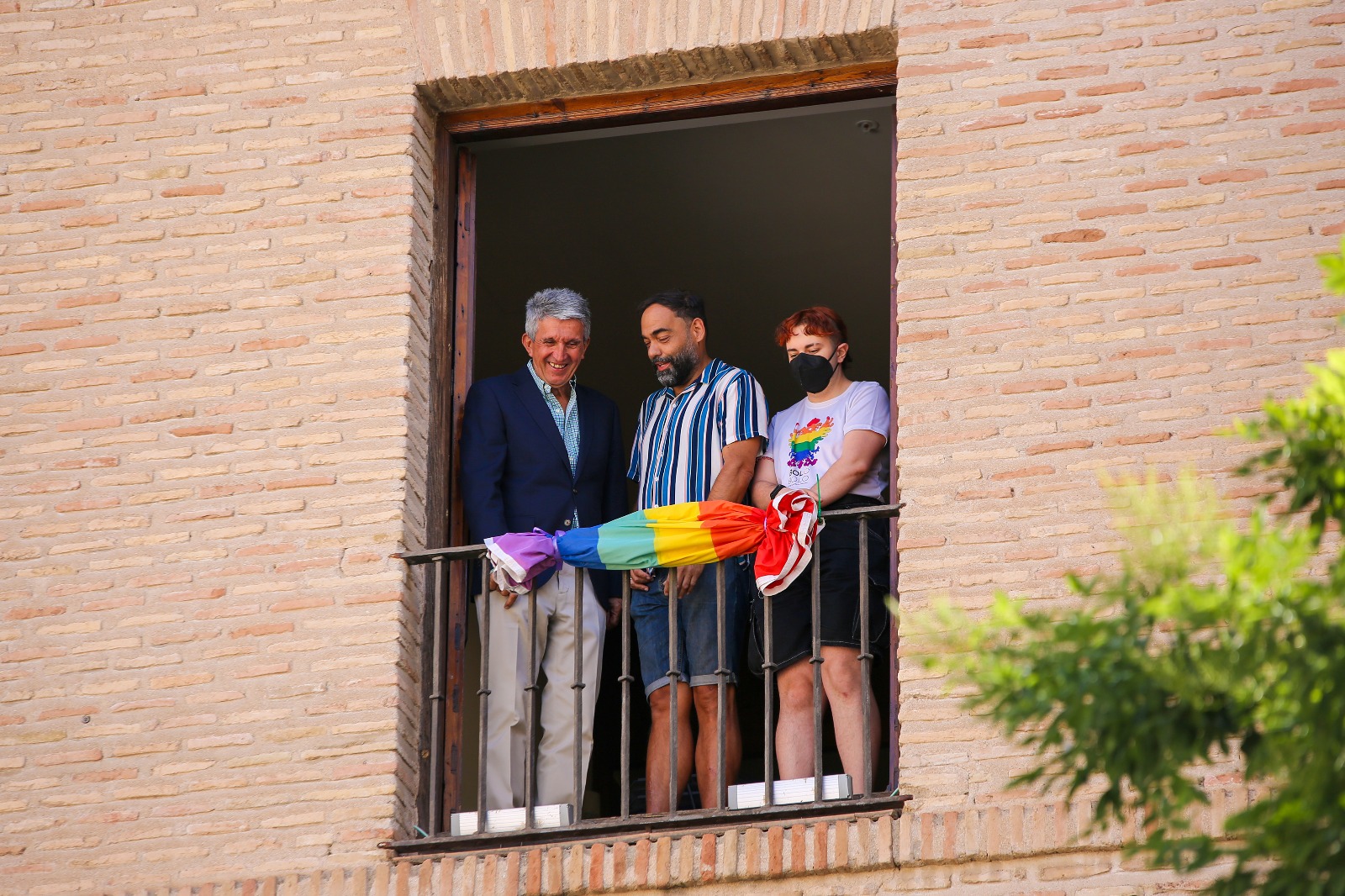 Acto de despliegue de la bandera LGTBI