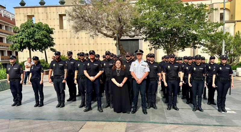 La Delegada del Gobierno recibe a los 40 policías nacionales en prácticas, que reforzarán la seguridad en la ciudad durante los próximos meses