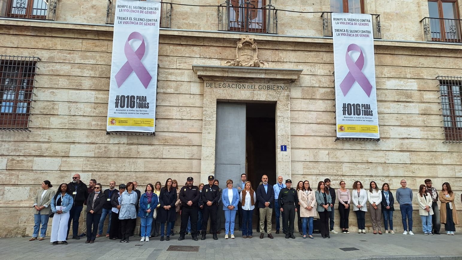 Minuto de silencio en condena por el asesinato machista de Alicante