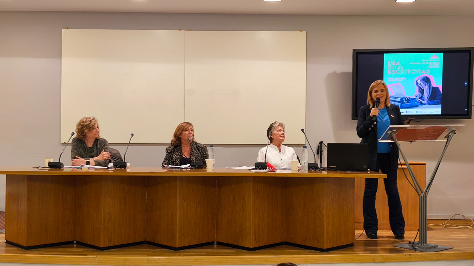 Décima edición del Dia de las Escritoras bajo el lema 1975: Escribid, compañeras y homenaje a María Beneyto