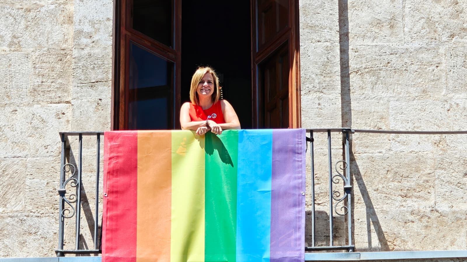 La Delegación del Gobierno despliega la bandera LGTBI en conmemoración del Día Internacional del Orgullo