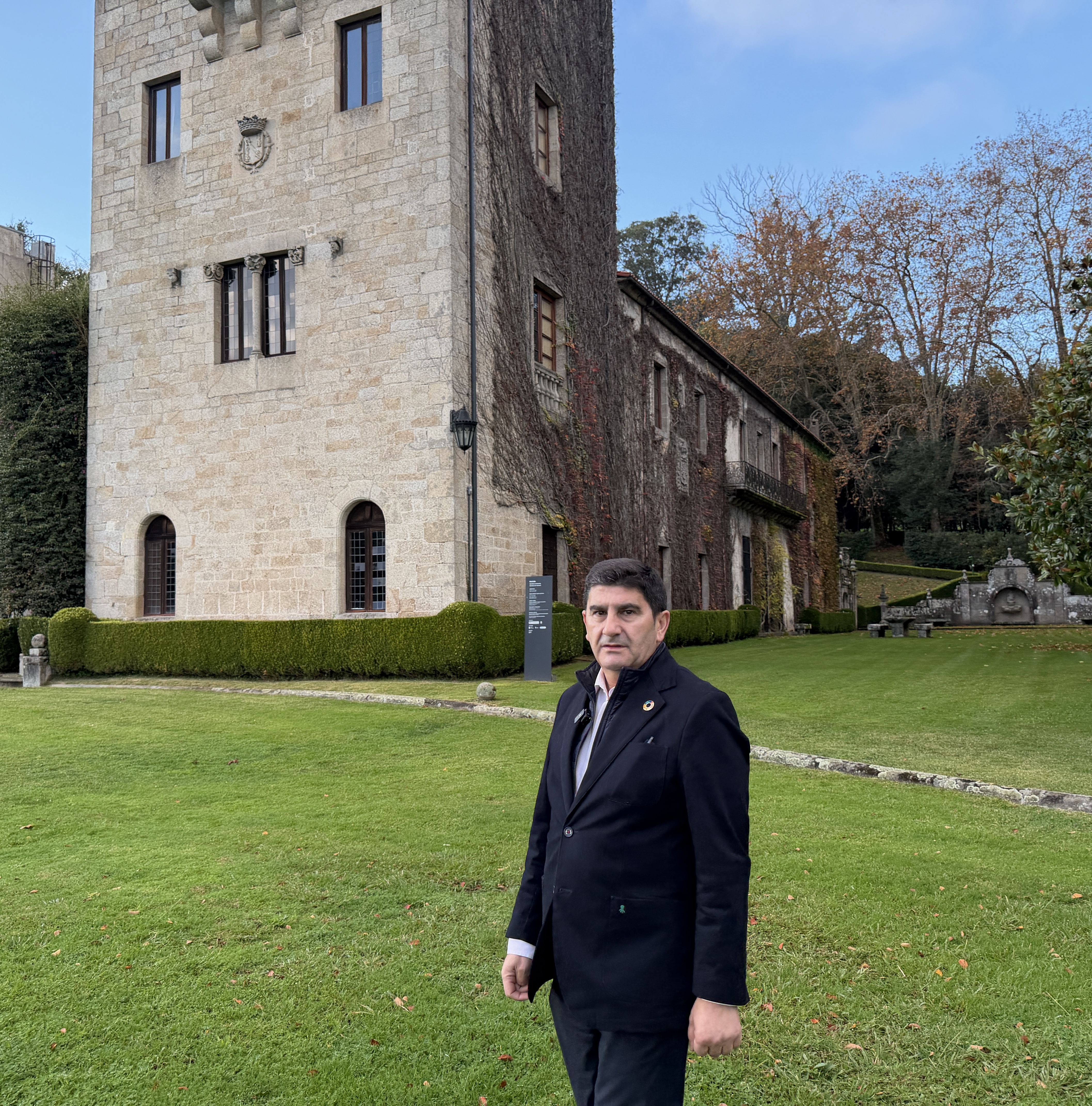 Imagen del delegado del Gobierno en el jardín del Pazo de Meirás