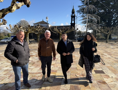 Imagen del delegado y la subdelegada en el exterior de la casa consistorial de Xermade saludando al alcalde y un concejal