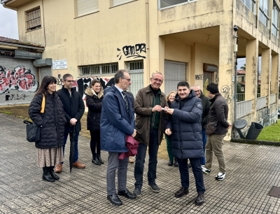 Imagen en la que el delegado cede las llaves del centro de salud al alcalde de Nigrán