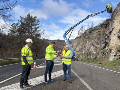 Eladio Santos supervisa obras de protección de taludes en A Rúa